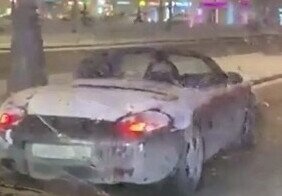 Зато в шапке: по заснеженной Москве прокатился мужчина с трубкой в машине с открытым верхом