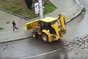 В Севастополе "взбесившийся трактор" снёс забор и едва не сбил пешехода