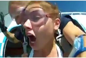 Искренние эмоции девушки во время первого прыжка с парашютом