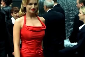 Девушка в красном из "Матрицы". Кто она, и чем занимается