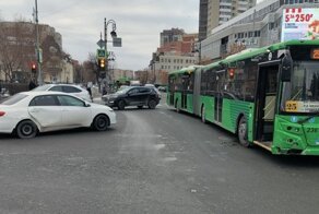 Незаметный автобус: в Тюмени автомобилистка не уступила дорогу при повороте
