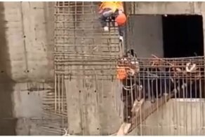 В Москве строители спасли своего коллегу, повисшего на высоте седьмого этажа