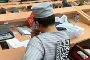 Саратовский депутат, который голодал на 3,5 тысячи рублей, пришёл на заседание в тюремной робе с QR-кодом