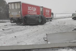 Авария дня. В Кемеровской области автомобиль вылетел с трассы и врезался в придорожное кафе
