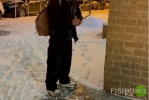 Мужчина решил поточить нож о стену дома