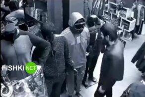 Не растерялся и прессанул манекен