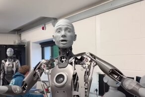 Инженеры из Британии показали робота с мимикой человека и он многих напугал