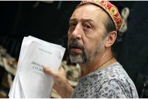 Режиссер театра выписал подчиненным премию, чтобы они купили ему подарок