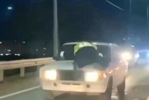 В Дагестане водитель без прав прокатил сотрудника ДПС на капоте