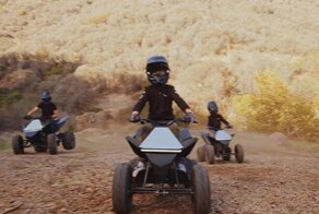 Tesla представила детский электроквадроцикл