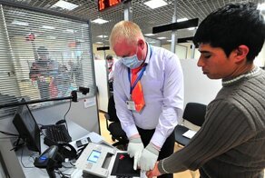 Повторная дактилоскопия и обязательное фотографирование: для мигрантов в РФ вводят новые ограничения