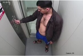 Бой	с тенью: в Краснодаре неадекватный мужчина чуть не подрался со своим отражением в зеркале лифта