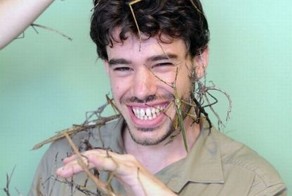 Парень, который не боится насекомых (4 фото)