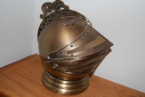 Антикварный шлем-бар (6 фото)