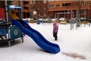 Опасная детская горка в подмосковном дворе