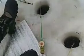 Пожилая любительница зимней рыбалки