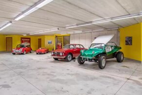 Особняк с двухэтажным гаражом в штате Мичиган — мечта коллекционера автомобилей