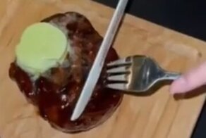 Тиктокерша пытается разрезать кусок мяса ножом
