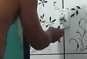 Мужчина решил использовать розетку вместо зажигалки