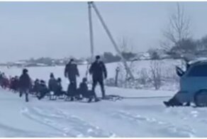Зимние покатушки  на поезде из санок