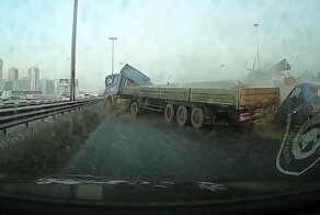 Авария дня. Водитель грузовика с бетонными сваями устроил замес на КАД