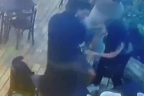 Спасение мужчины приемом Геймлиха