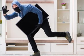 Наглое ограбление: мужчина вынес телевизор из магазина на глазах у сотрудников и охраны