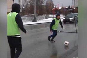 Блогеры из Екатеринбурга перекрыли дорогу, чтобы поиграть в футбол, но добились внимания не подписчиков, а ГИБДД