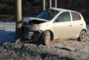 Авария дня. В центре Омска автомобилистка врезалась в столб и погибла