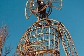 Снегурочка из арматуры: Россия готовится к Новому году