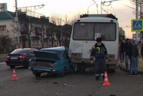 Недоделанный «шашечник» на ВАЗе влетел в пассажирский автобус