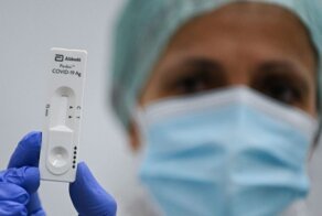 Новая разновидность коронавируса «Омикрон» поражает чаще всего привитых от COVID-19