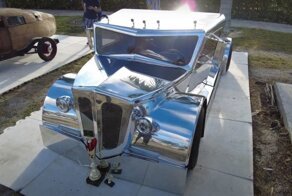 Пикап Excalibur со средним расположением двигателя V8, изготовленный вручную
