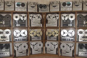 Музыкальный инструмент из.... 35 магнитофонов
