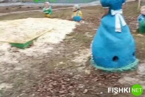 Белоснежка из ночных кошмаров на детской площадке