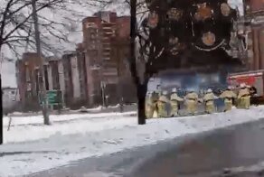 Новогоднее настроение: пожарные устроили хоровод вокруг ёлочки