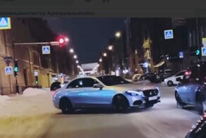 "Отбирать права, конфисковать машину": соцсети - о девушке, устроившей дрифт на Невском проспекте