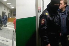 Распылявшую дихлофос на росгвардейцев активистку арестовали с помощью ОМОН