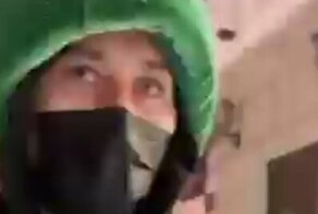 Конфликтный вымогатель в костюме коня