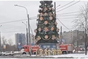«Ёлочка, гори!»: питерские пожарные водили хоровод вокруг елки