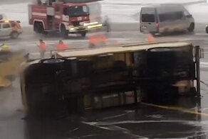 В Шереметьево самолёт опрокинул поливочную машину