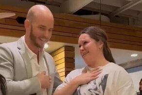 Официантку уволили за то, что она не хотела делиться чаевыми