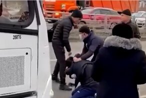 В Екатеринбурге водители и кондукторы двух автобусов устроили драку посреди дороги