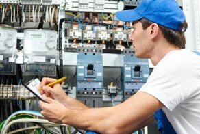 В Екатеринбурге задержали банду лжеэлектриков, обманывающих пенсионеров