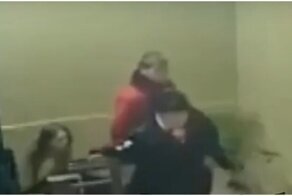 В Краснодаре семейка стащила из подъезда новогодний фонарь