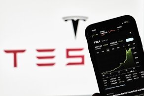 Что вынуждает Маска сливать акции «Тесла»?