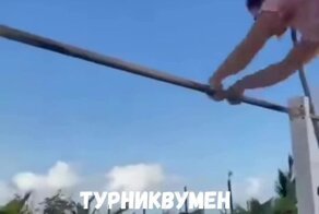 Спортивная девушка на турнике