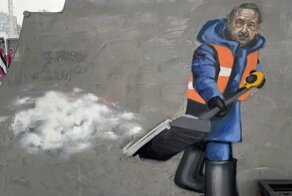 Краш-тест не пройден: питерские коммунальщики перед чисткой крыши прикрыли машину картоном