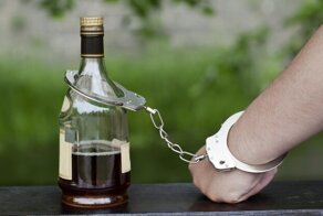 Пьяный сварщик выломал дверь "Пятёрочки" и набрал алкоголя про запас