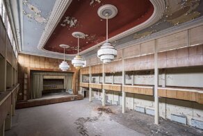 Фотограф показал красоту покинутой роскоши